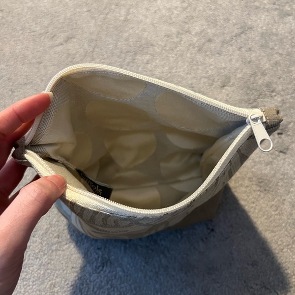 Elegant Beige and Cream Travel Bag - Picture 3 of 5